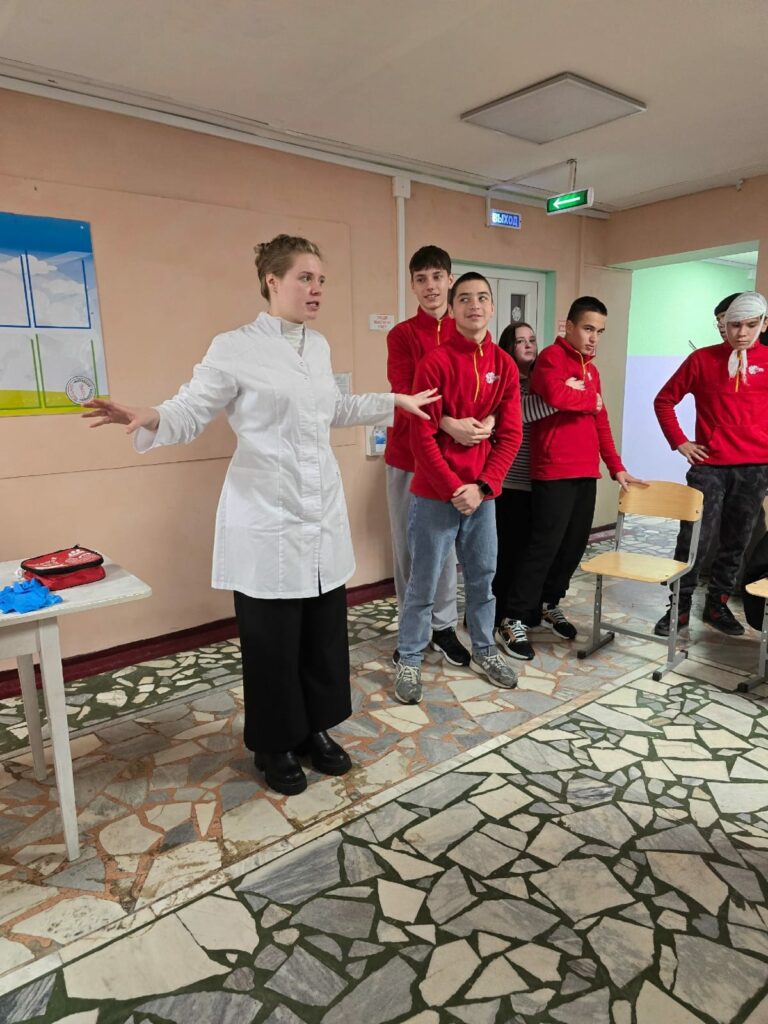 Студенты медицинского факультета провели мастер-класс для участников профильной смены Губернаторского лагеря